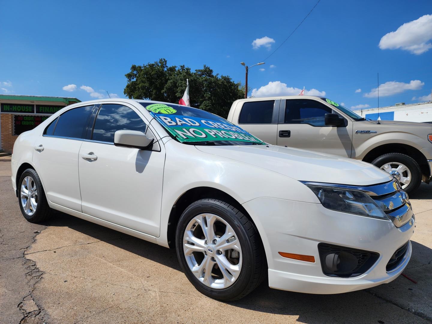 2012 WHITE Ford Fusion se (3FAHP0HG8CR) , AUTO transmission, located at 2660 S.Garland Avenue, Garland, TX, 75041, (469) 298-3118, 32.885551, -96.655602 - Welcome to DallasAutos4Less, one of the Premier BUY HERE PAY HERE Dealers in the North Dallas Area. We specialize in financing to people with NO CREDIT or BAD CREDIT. We need proof of income, proof of residence, and a ID. Come buy your new car from us today!! This is a Super Clean 2012 FORD FUSIO - Photo#1